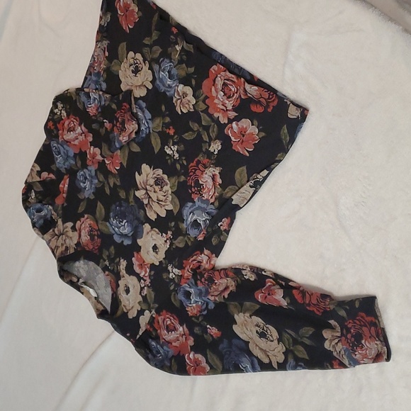 ❤️‍🔥4/$20 C by One Floral Blouse - Picture 2 of 3